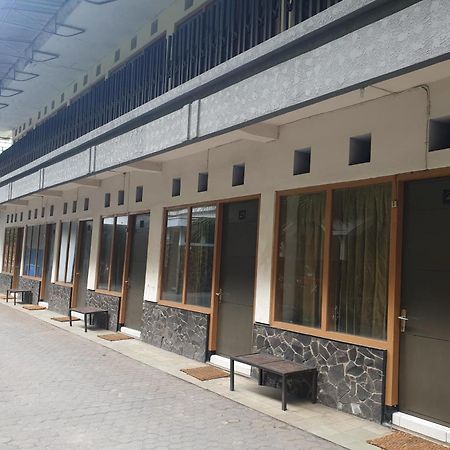 Oyo Life 2090 Ratna Backpacker Syariah Hotel Probolinggo Kültér fotó