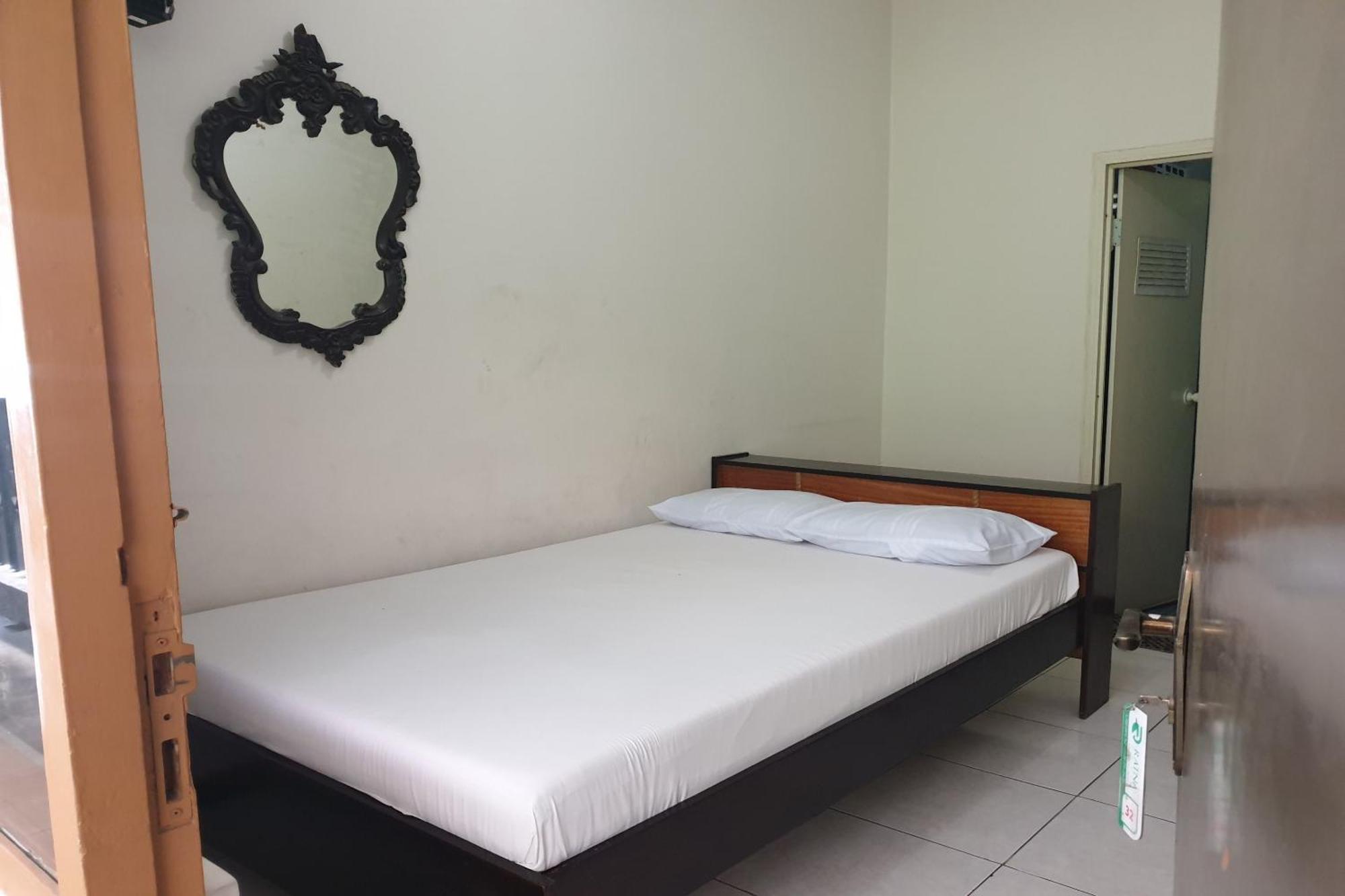 Oyo Life 2090 Ratna Backpacker Syariah Hotel Probolinggo Kültér fotó