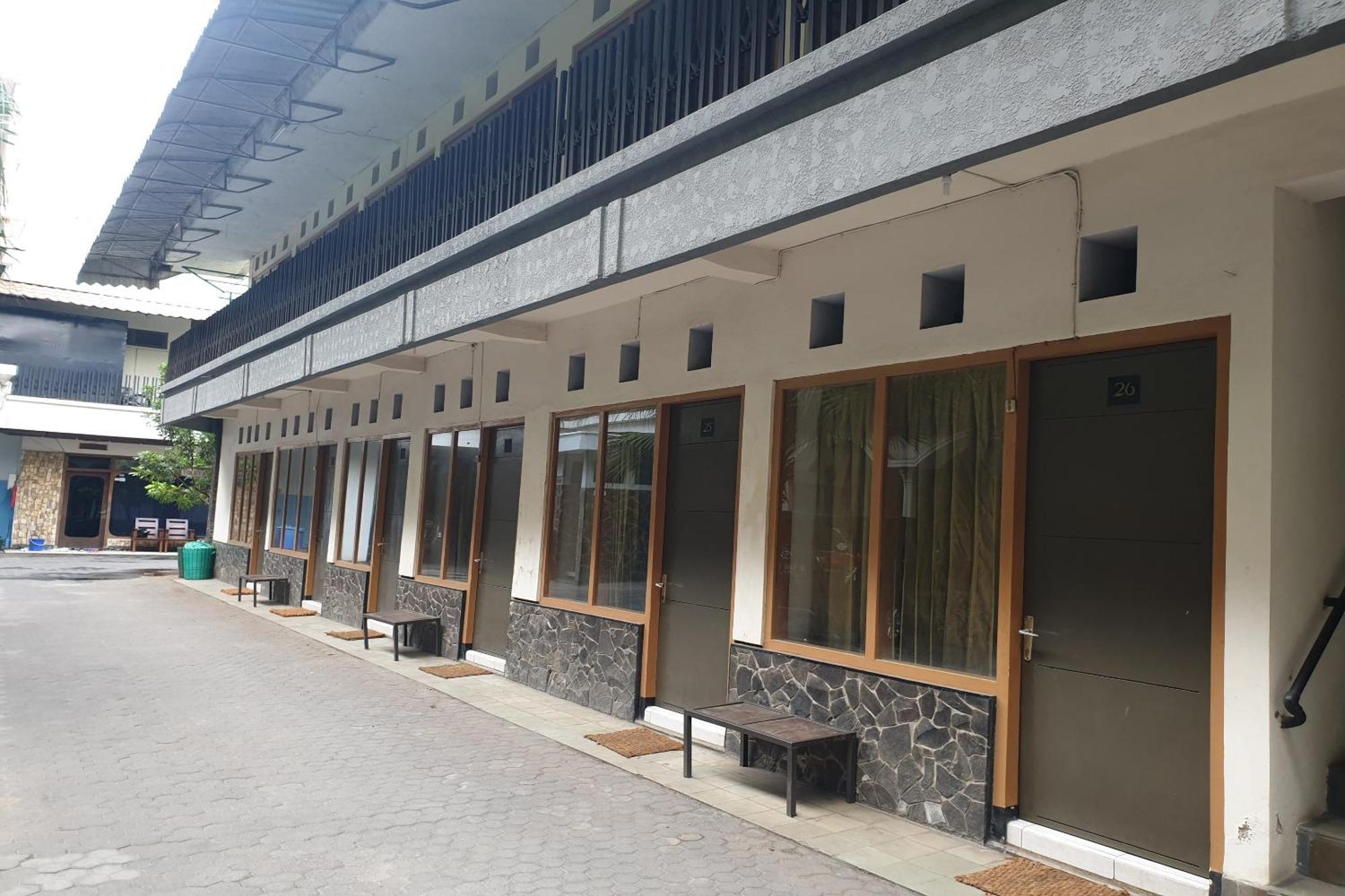 Oyo Life 2090 Ratna Backpacker Syariah Hotel Probolinggo Kültér fotó