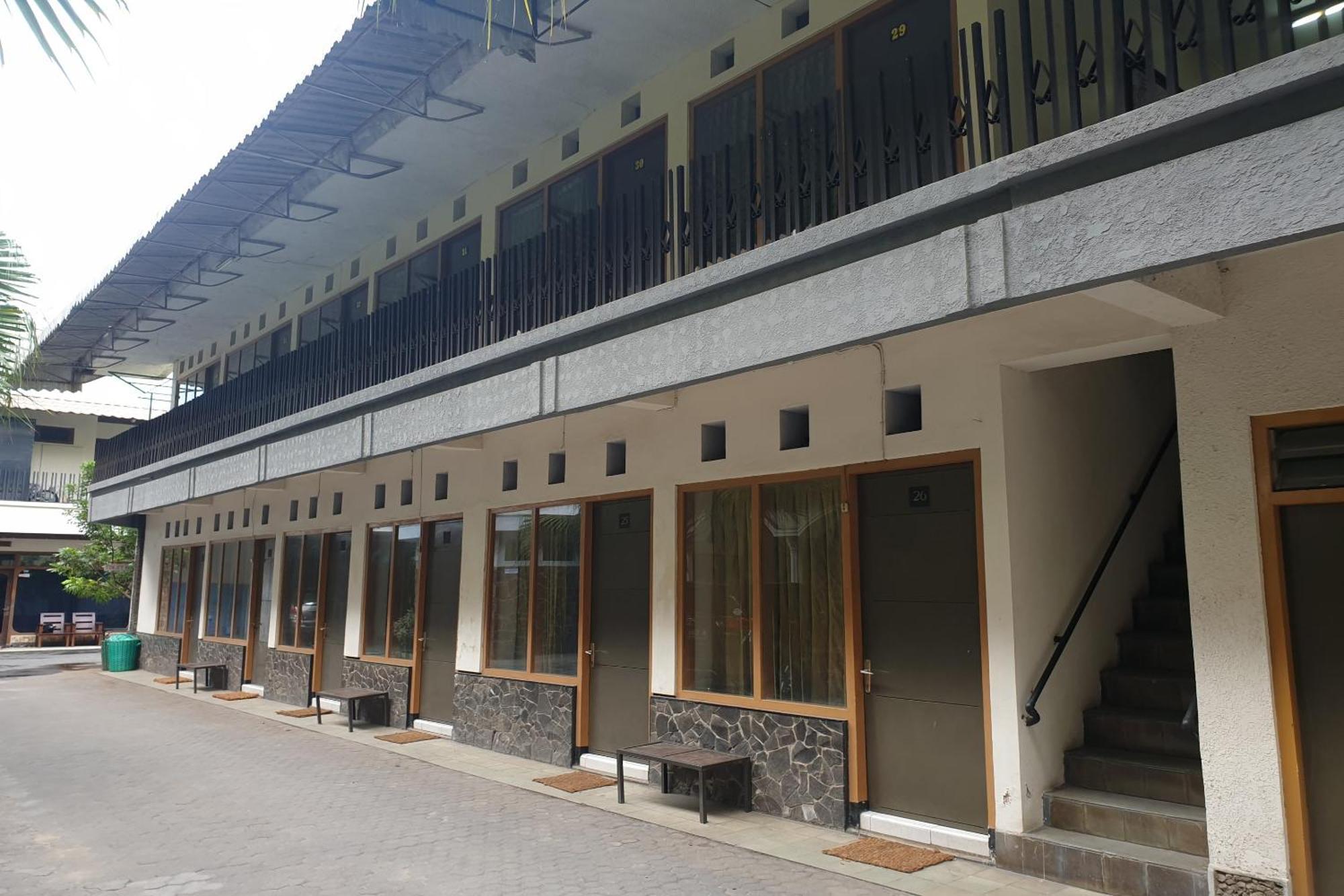 Oyo Life 2090 Ratna Backpacker Syariah Hotel Probolinggo Kültér fotó