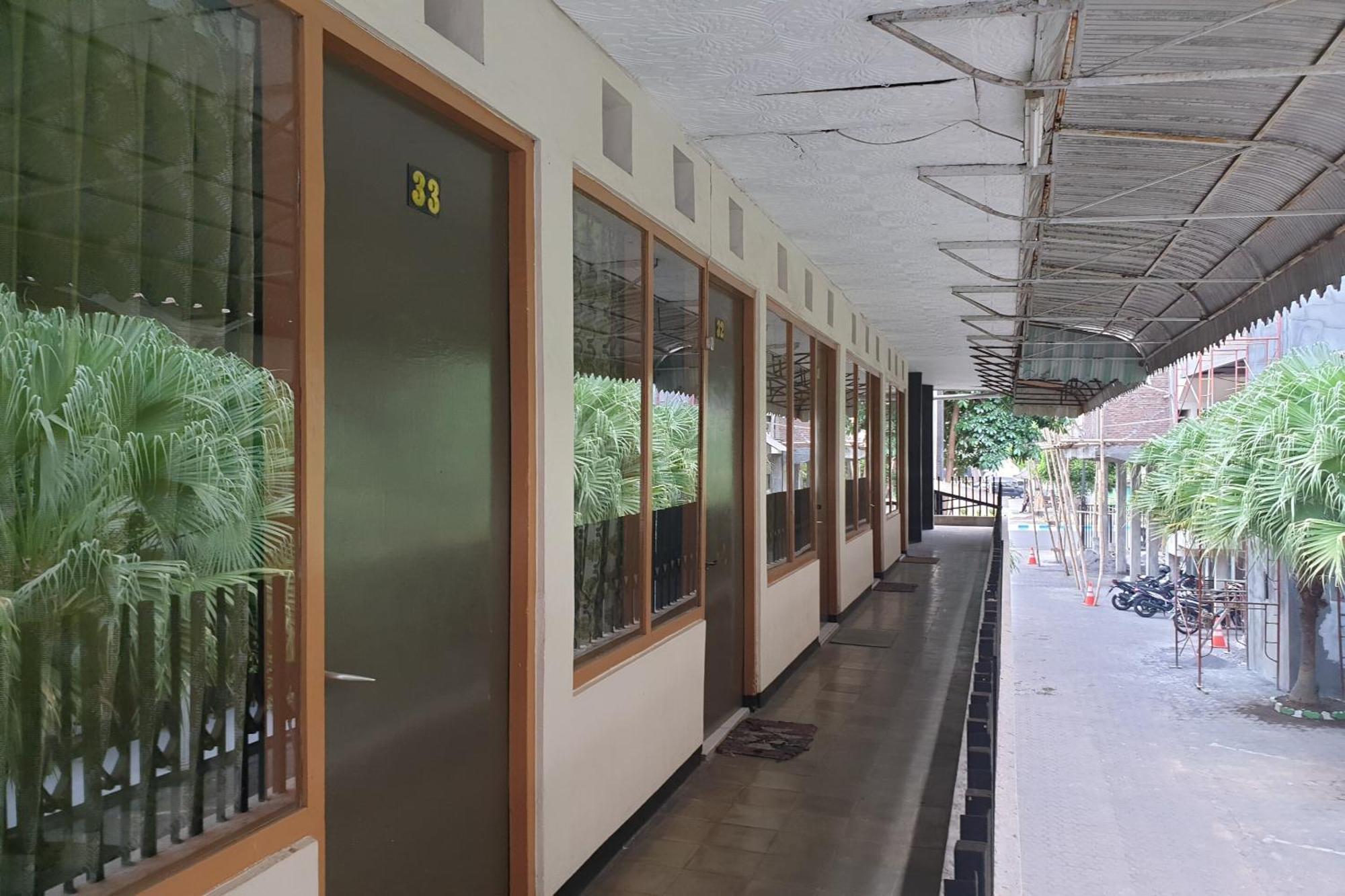 Oyo Life 2090 Ratna Backpacker Syariah Hotel Probolinggo Kültér fotó