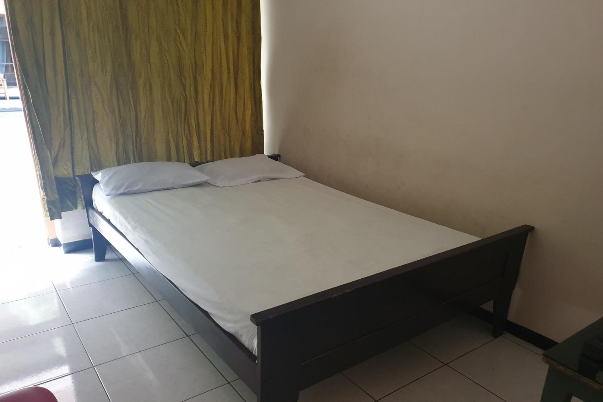 Oyo Life 2090 Ratna Backpacker Syariah Hotel Probolinggo Kültér fotó